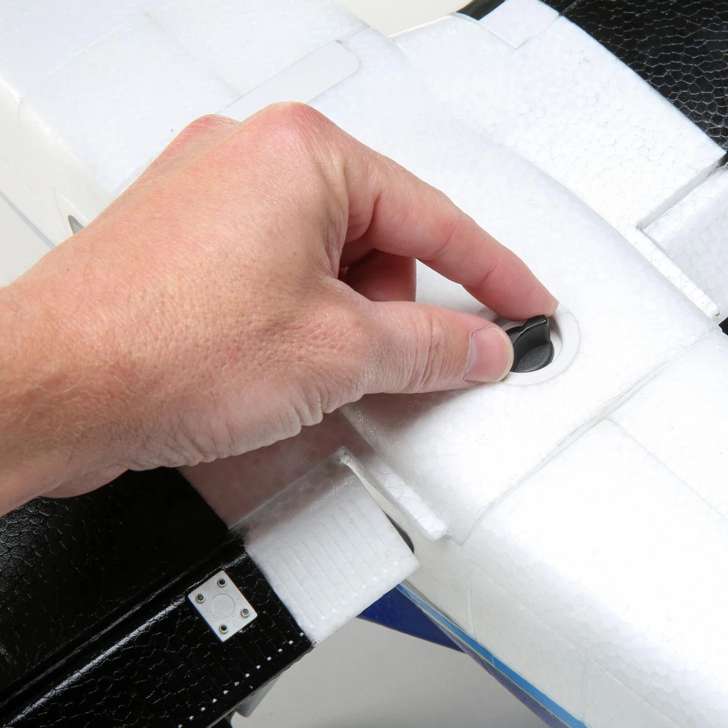 E-Flite Twin Otter 1.2m BNF Basic With AS3X And SAFE, Includes Floats 14 E-Flite Twin Otter 1.2m BNF Basic With AS3X And SAFE, Includes Floats - Image 12